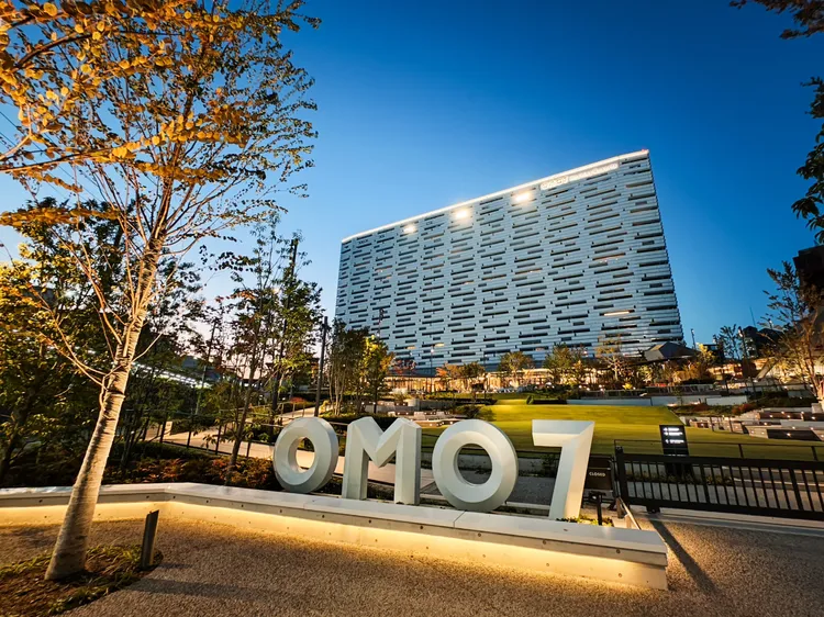 在OMO7 大阪前方，有片讓人看了就心曠神怡的大草坪。田欣雲攝