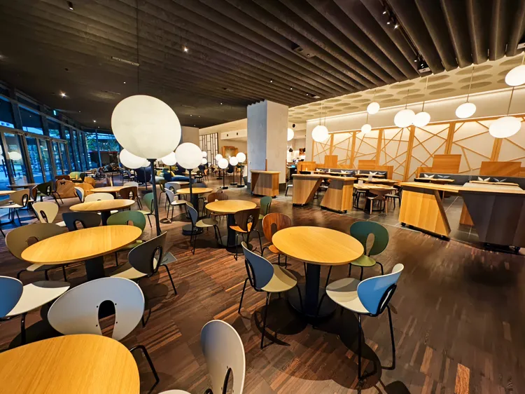 座椅多、球燈多是我對「OMO Base」的第一印象。田欣雲攝