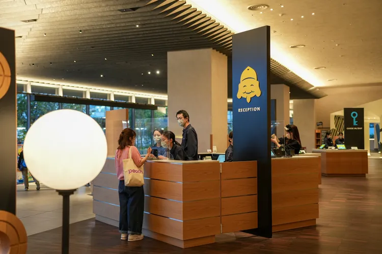 「OMO7 大阪」有專人提供前台服務，旅客也可自使用機器自行Check-in/out。田欣雲攝