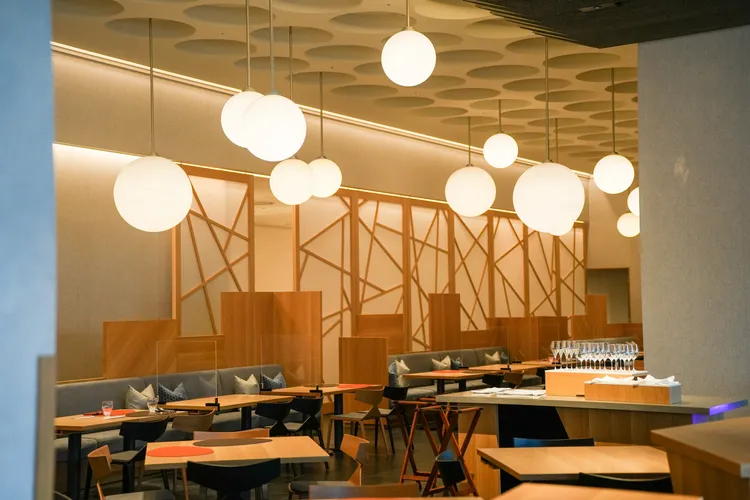 消費者可在「OMO Dining」餐廳享受以大阪美食為基底的創意料理。田欣雲攝