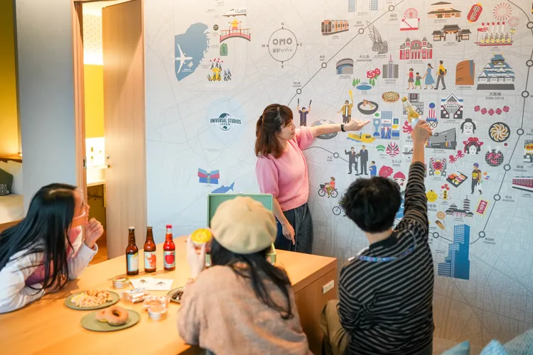 與同房親朋好友們你一言我一語地指著地圖，規劃接下來幾天的旅行。田欣雲攝