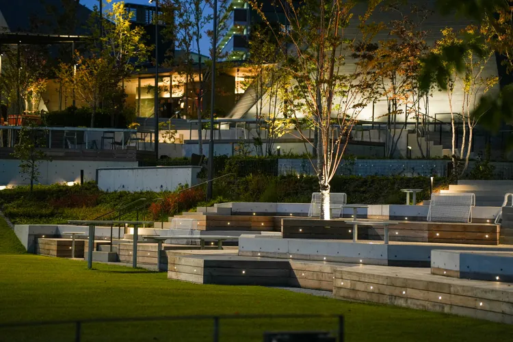 花園廣場「Miya-green」是OMO7 大阪希望能成為當地居民與觀光客聚集，充滿笑容的地標。