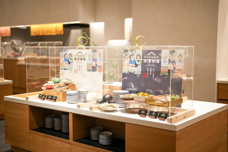 早餐餐檯提供木津市場的漬物醃菜等食品，連結在地。田欣雲攝