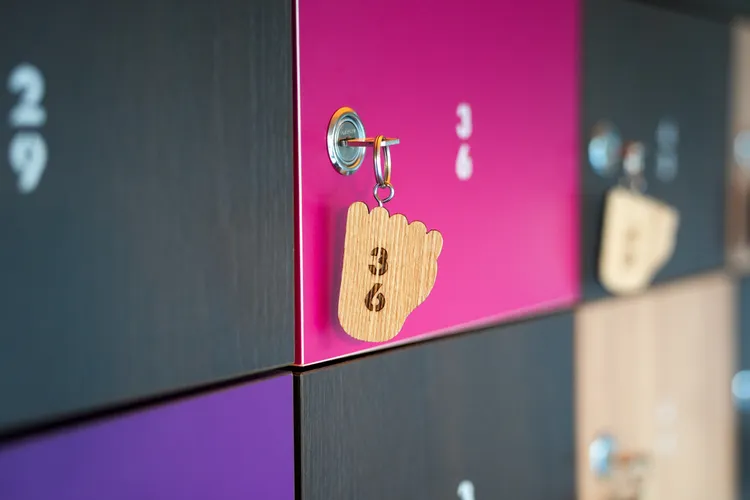 細看大浴場鑰匙環裝飾，是通天閣吉祥物比利肯的腳丫造型。田欣雲攝