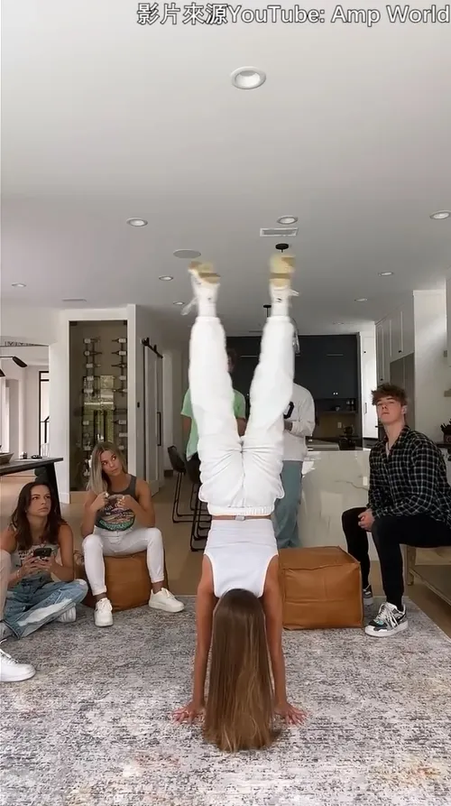長髮美女直接倒立開始用腳跳舞，核心跟臂力都相當好。YouTube @Amp World 授權刊登