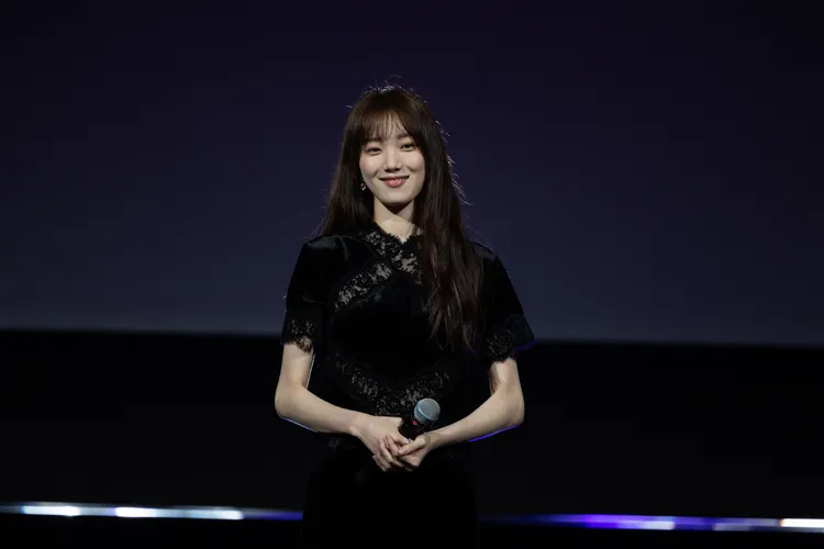 李聖經以氣質黑色蕾絲洋裝現身。Disney提供