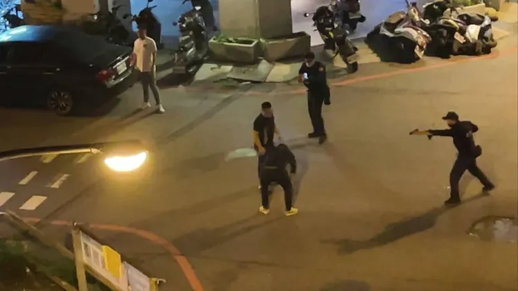 花蓮市區今天凌晨發生街頭鬥毆，警方控制現場逮回3人。民眾提供