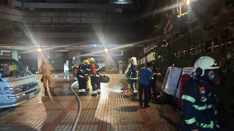 警消拉水線滅火。屏縣消防局提供