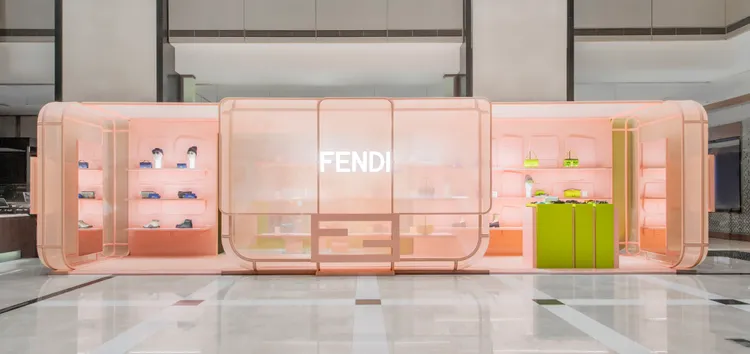FENDI新光三越台南新天地快閃店以櫻花粉與芥末綠色為設計主調，外觀造型也呈現立體Baguette包風貌，相當迷人可愛。品牌提供