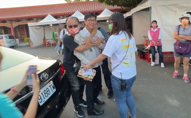陳其邁被粉絲抓到，一堆人搶著與陳其邁擁抱、拍照等。田兆緯攝