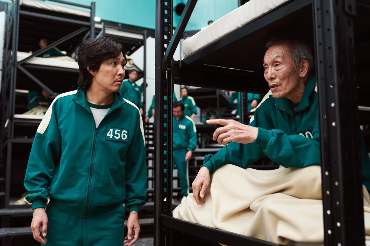 吳永洙(右)與李政宰在《魷魚遊戲》組成「剛布」,忘年之交互動感人。Netflix提供