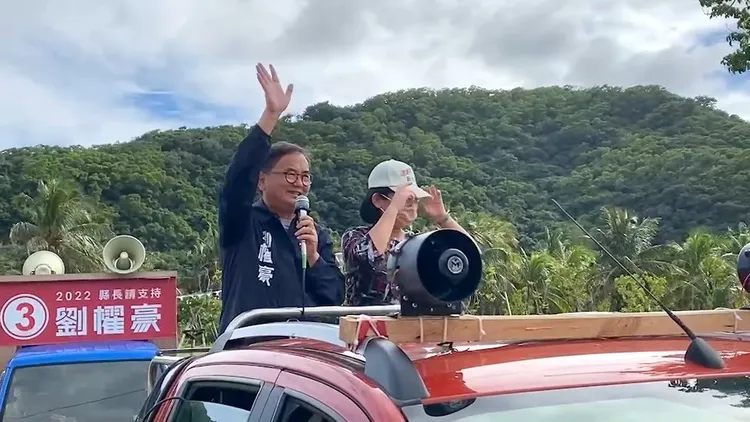 劉櫂豪與妻子站上宣傳車謝票。翻攝畫面