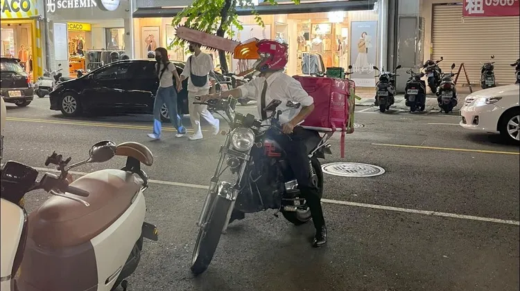 網友分享在高雄瑞豐夜市拍到的鏈鋸人外送員。翻攝臉書《路上觀察學院》