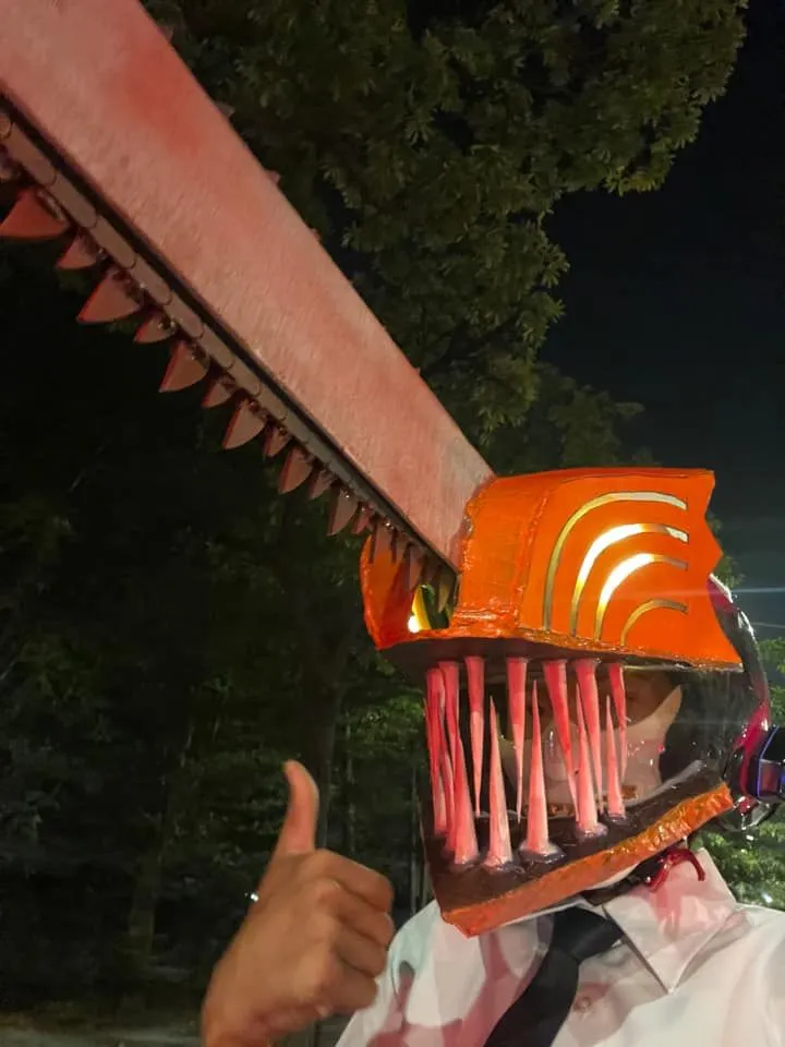 鏈鋸人安全帽與漫畫幾乎一模一樣。翻攝臉書《路上觀察學院》