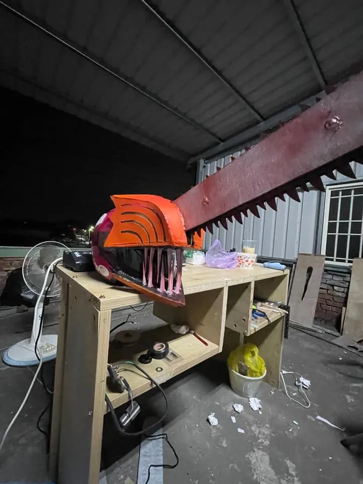 警方指出，鏈鋸人安全帽不符法令規定，恐吞500元罰單。翻攝臉書《路上觀察學院》