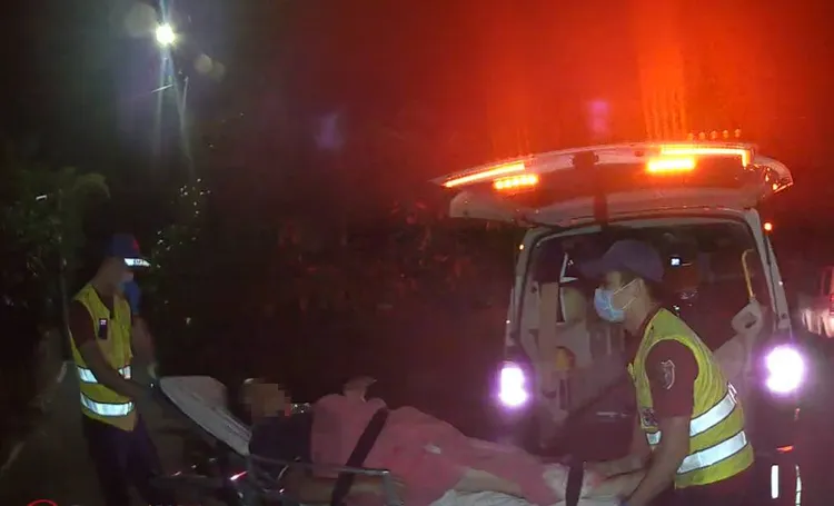 警消送老翁就醫。大園警分局提供