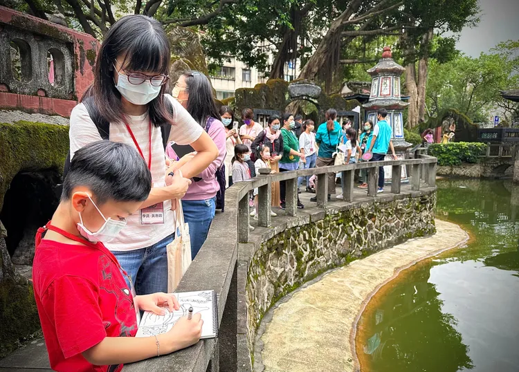 親子一起走訪板橋林家花園，蒐集創作素材。（圖/國泰金控提供）