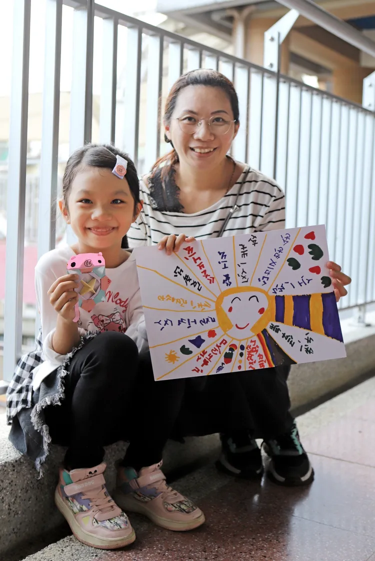 吳同學跟媽媽運用創意，打造出專屬的紙陀螺桌遊。（圖/國泰金控提供）