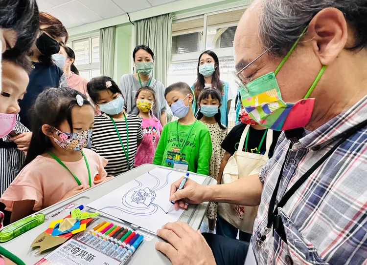 專業講師帶領下，親子體驗不同的藝術形式。（圖/國泰金控提供）