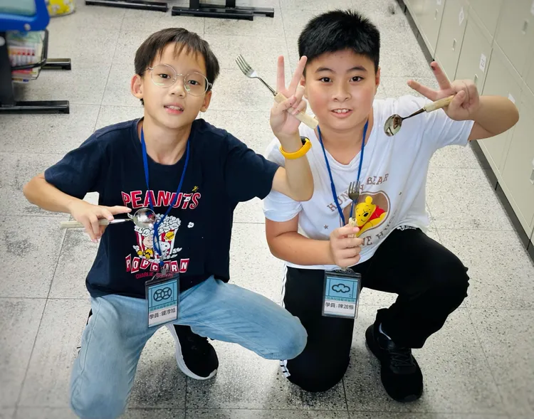 兩個同班同學抽中營隊，一起完成作品非常開心。（圖/國泰金控提供）