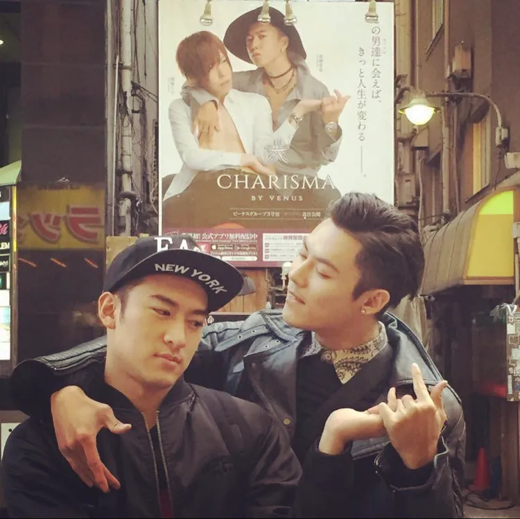 沈建宏（左）和陳奕10年前逛歌舞伎廳搞笑拍照。達騰提供