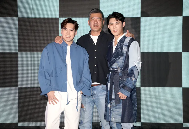 沈建宏（左起）和導演郝心翔及陳奕合作影集《男公館》。