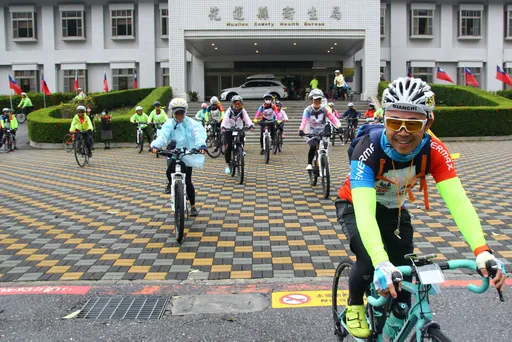 「不倒騎士」單車環台　癌友揮汗高喊：面對病痛才能戰勝它