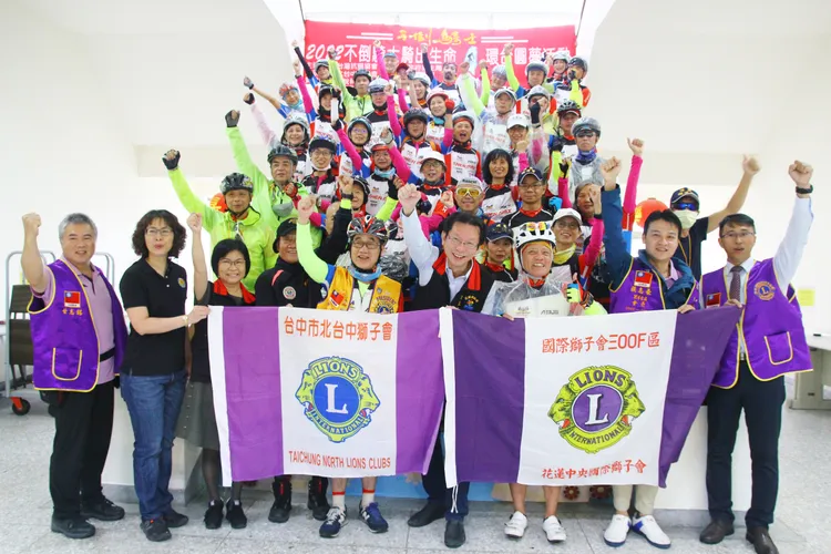 花蓮縣衛生局長朱家祥接待不倒騎士，被癌友的精神深深感動。花蓮縣衛生局提供