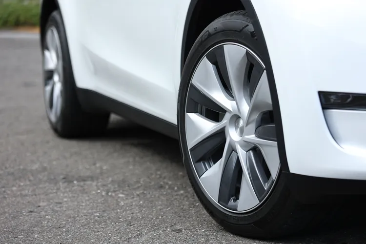 下盤四平八穩，但標準配胎可再升級。翁玉信攝