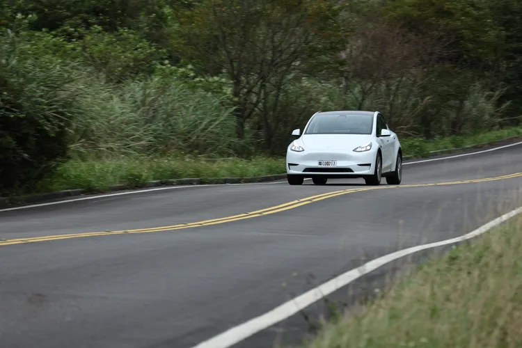 低速對應凹凸起伏，路面的衝擊感將忠實反應至駕乘者身上。翁玉信攝