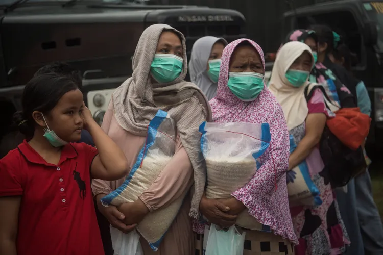 印尼西爪哇省席安約鎮（Cianjur）地震災區婦人24日排隊領取賑災物資。路透社