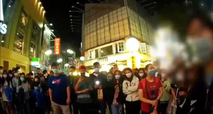 許多民眾駐足圍觀。翻攝畫面