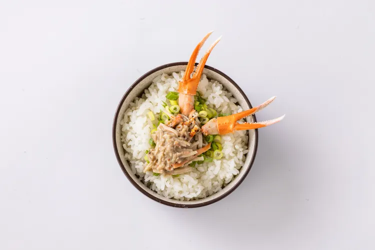 松葉蟹膏飯，售價45元。業者提供