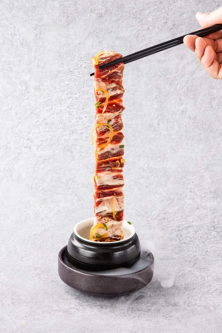 甕漬巨龍燒肉，售價180元。業者提供