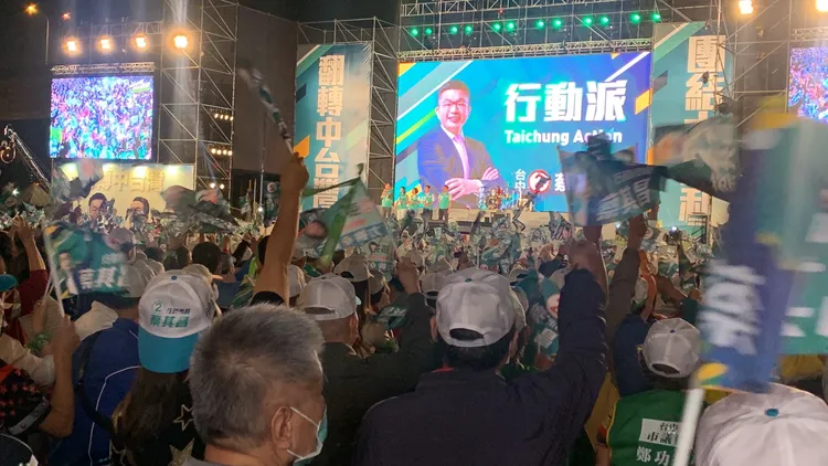 「翻轉中台灣、團結大勝利」造勢晚會，已經宣布人數有2萬人。曾雪蒨攝