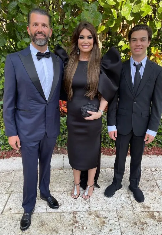 加法葉當天以一襲黑色洋裝，陪同小唐納（左）參加婚禮。翻攝IG/donaldjtrumpjr