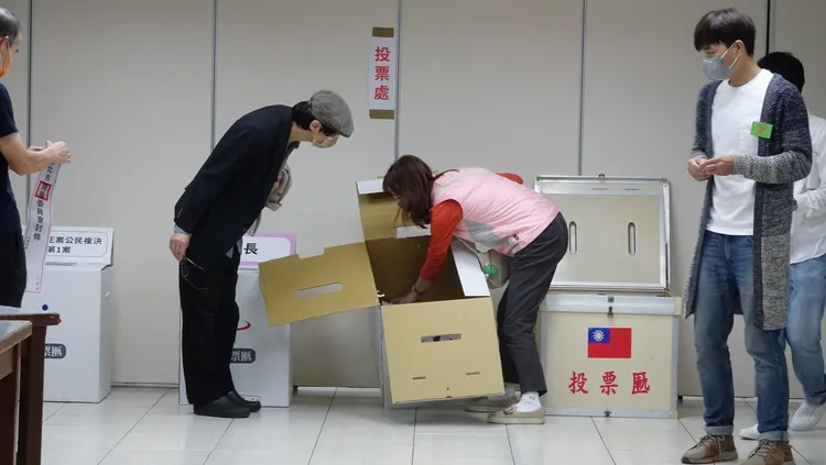 投票日工作人員嚴肅以對。