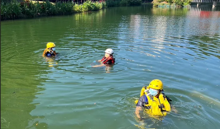 消防人員穿著救生衣下水將OHCA吳姓男子拖救上岸，緊急送往台中榮總搶救。讀者提供