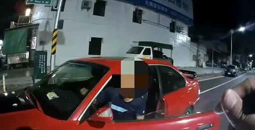 趕時間交通違規不滿警攔查 踩油門衝撞+飆國罵!台東男GG了