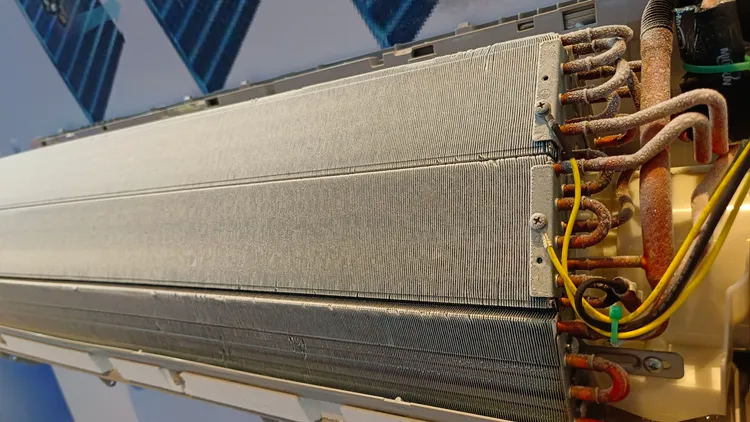 室內機蒸發器自體淨利用結露（如圖）、結霜、化霜、風乾等四個步驟，讓蒸發器深度自體清潔。翁玉信攝