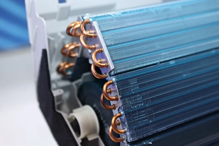 運用無色塗層來保護室内機U型銅管。翁玉信攝