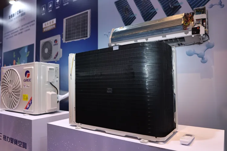 室外機冷凝器採黑鑽防腐蝕，延長室外機使用年限。翁玉信攝