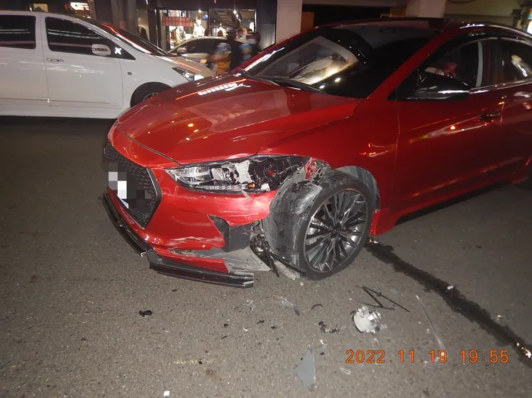 紅色自小客車車頭嚴重毀損。讀者提供
