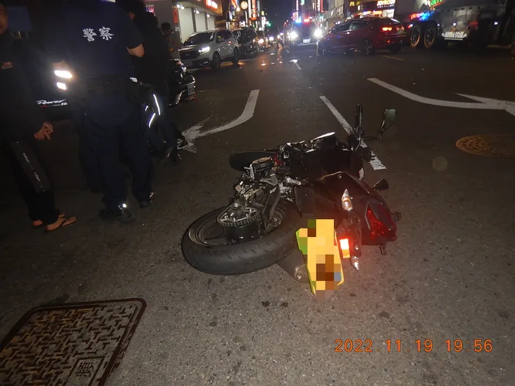 大型重機車KAWASAKI Z400撞擊後倒地。讀者提供