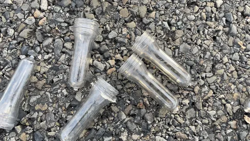 聯結車國道掉10萬支塑膠管 占3車道!車流回堵5公里