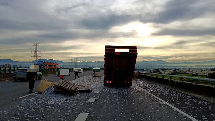 國道3號南下彰化段今清晨發生掉落物事件。民眾提供