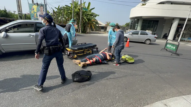 談非騎士倒地不起，警消獲報到場進行救援。侯昌騰攝