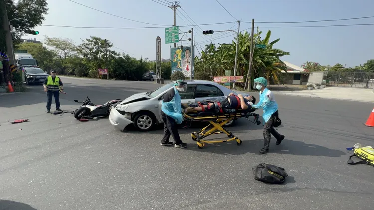 受傷騎士準備送醫治療。侯昌騰攝