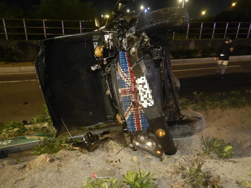 休旅車開太快自撞翻覆 撞斷路燈桿標誌釀2傷