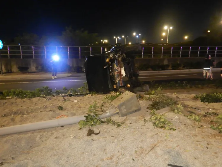 路燈桿被撞斷。讀者提供